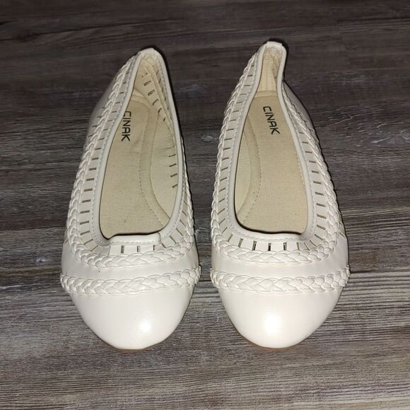 Cinak light cream color flats Sz  9 NWOT - Picture 2 of 7